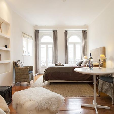 Chic 1-Bed Flat With Balcony, View And Workspace, 5Mins To Santa Justa Lift Lisbon Room photo