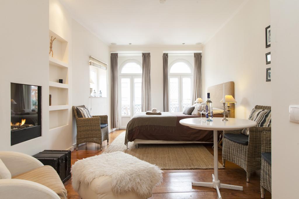 Chic 1-Bed Flat With Balcony, View And Workspace, 5Mins To Santa Justa Lift Lisbon Room photo