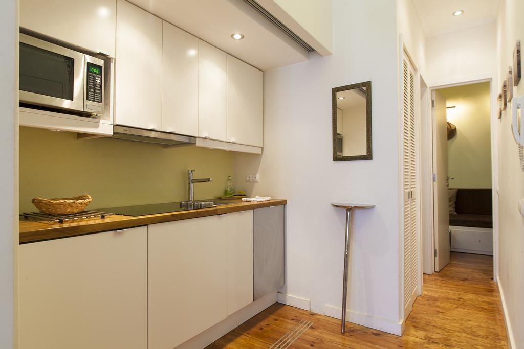 Chic 1-Bed Flat With Balcony, View And Workspace, 5Mins To Santa Justa Lift Lisbon Room photo